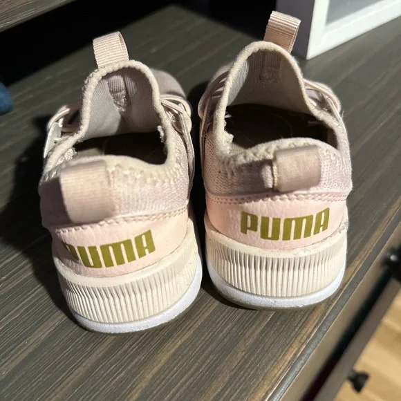 Girls pink pumas - Picture 1 of 5